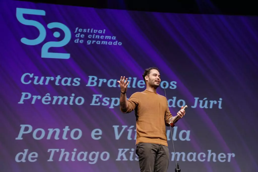 14572 | 17/08/2024 - 52º Festival de Cinema de Gramado - “Ponto e Vírgula”, de Thiago Kistenmacher recebe o prêmio Especial do Juri de curtas metragens brasileiros, entregue pela apresentadora Marla Martins | Foto oficial: Cleiton Thiele/Agência Pressphoto