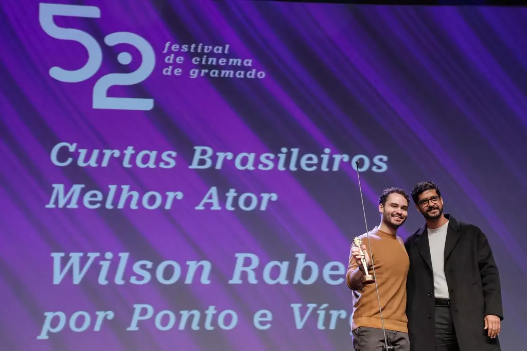 14575 | 17/08/2024 - 52º Festival de Cinema de Gramado - Wilson Rabelo recebe o prêmio de melhor ator de curtas metragens por "Ponto e Vírgula", entregue por Jean Lima, presidente da TV BRASIL/EBC | Foto oficial: Cleiton Thiele/Agência Pressphoto