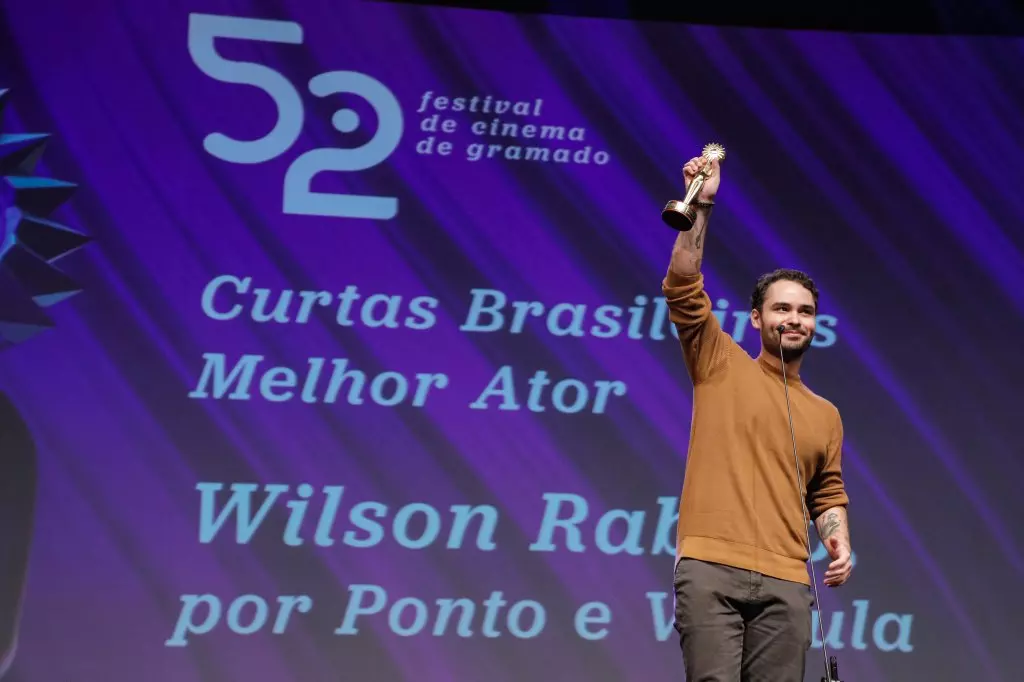 14578 | 17/08/2024 - 52º Festival de Cinema de Gramado - Wilson Rabelo recebe o prêmio de melhor ator de curtas metragens por "Ponto e Vírgula", entregue por Jean Lima, presidente da TV BRASIL/EBC | Foto oficial: Cleiton Thiele/Agência Pressphoto