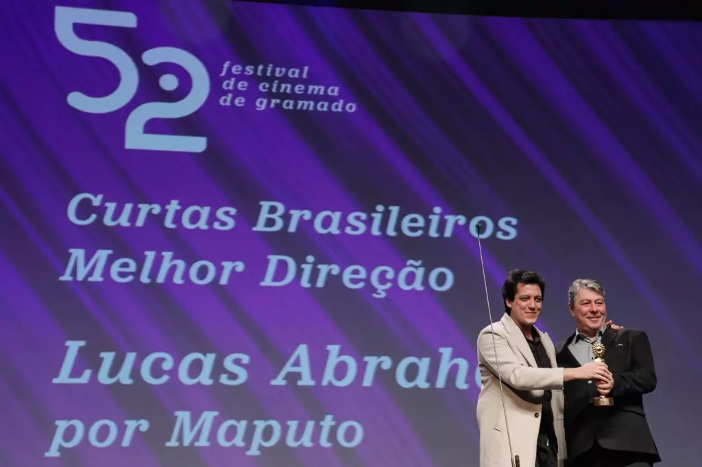 14608 | 17/08/2024 - 52º Festival de Cinema de Gramado - Lucas Abrahão recebe o prêmio de melhor direção de curtas metragens por “Maputo”, entregue por Fernando Lemos, presidente do Banrisul Corretora de Seguros | Foto oficial: Cleiton Thiele/Agência Pressphoto