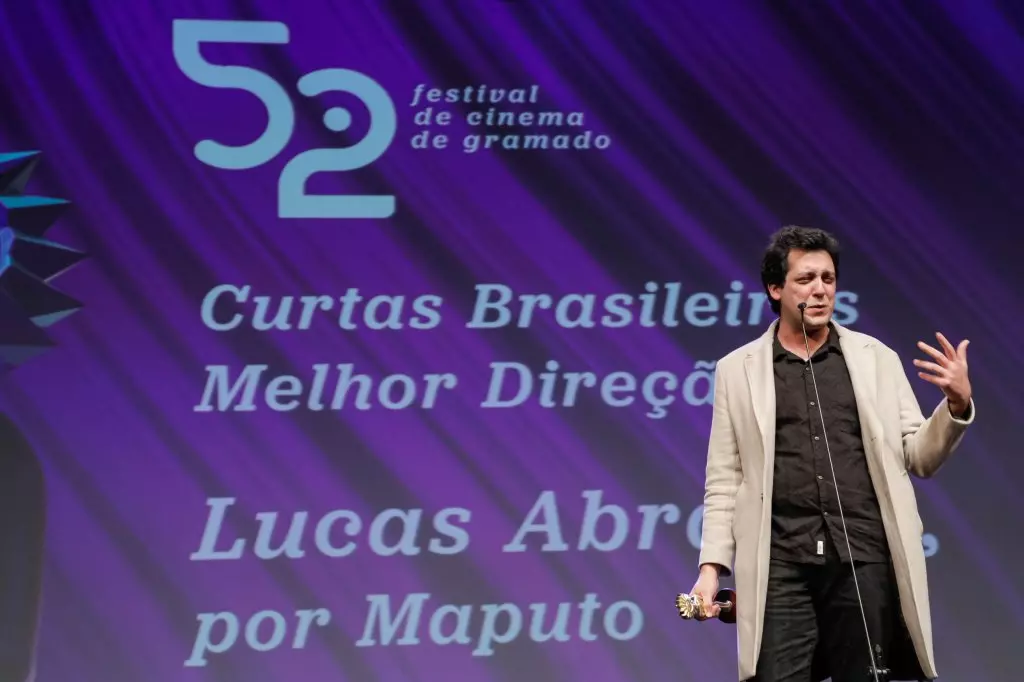 14609 | 17/08/2024 - 52º Festival de Cinema de Gramado - Lucas Abrahão recebe o prêmio de melhor direção de curtas metragens por “Maputo”, entregue por Fernando Lemos, presidente do Banrisul Corretora de Seguros | Foto oficial: Cleiton Thiele/Agência Pressphoto