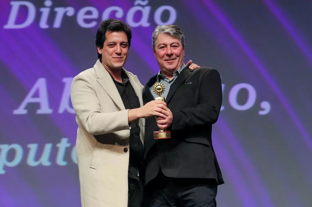 14610 | 17/08/2024 - 52º Festival de Cinema de Gramado - Lucas Abrahão recebe o prêmio de melhor direção de curtas metragens por “Maputo”, entregue por Fernando Lemos, presidente do Banrisul Corretora de Seguros | Foto oficial: Edison Vara/Agência Pressphoto