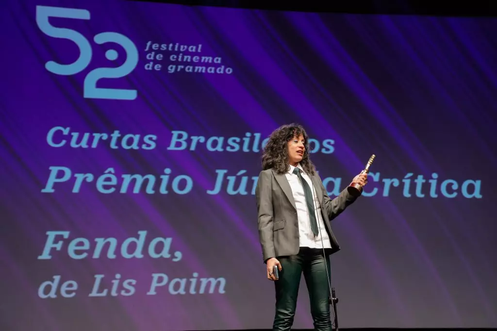 14653 | 17/08/2024 - 52º Festival de Cinema de Gramado - “Fenda”, de Liz Paim recebe prêmio Júri da Crítica Curtas-metragens Brasileiros, entregue por Ticiano Osório, do Júri da Crítica | Foto oficial: Cleiton Thiele/Agência Pressphoto