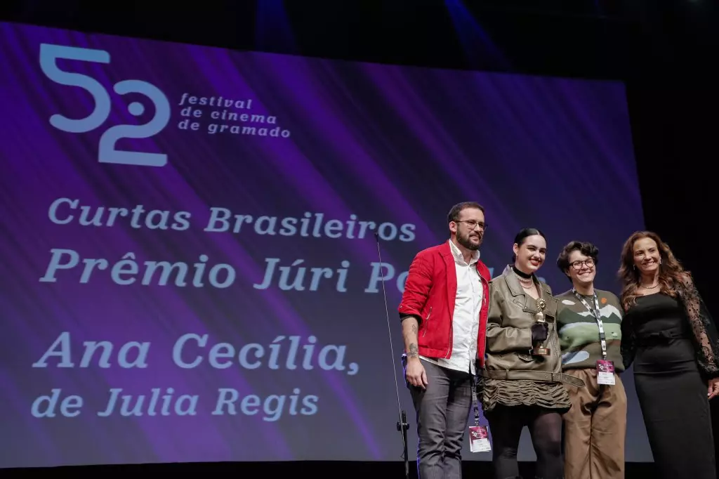 14667 | 17/08/2024 - 52º Festival de Cinema de Gramado - “Ana Cecília”, de Julia Regis recebe prêmio Júri Popular de Curtas-metragens Brasileiros, entregue por Rosa Helena Pereira Volk, presidente da Gramadotur | Foto oficial: Cleiton Thiele/Agência Pressphoto