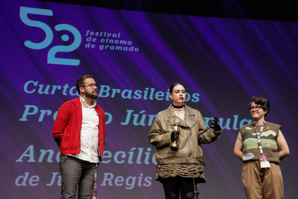 14668 | 17/08/2024 - 52º Festival de Cinema de Gramado - “Ana Cecília”, de Julia Regis recebe prêmio Júri Popular de Curtas-metragens Brasileiros, entregue por Rosa Helena Pereira Volk, presidente da Gramadotur | Foto oficial: Cleiton Thiele/Agência Pressphoto