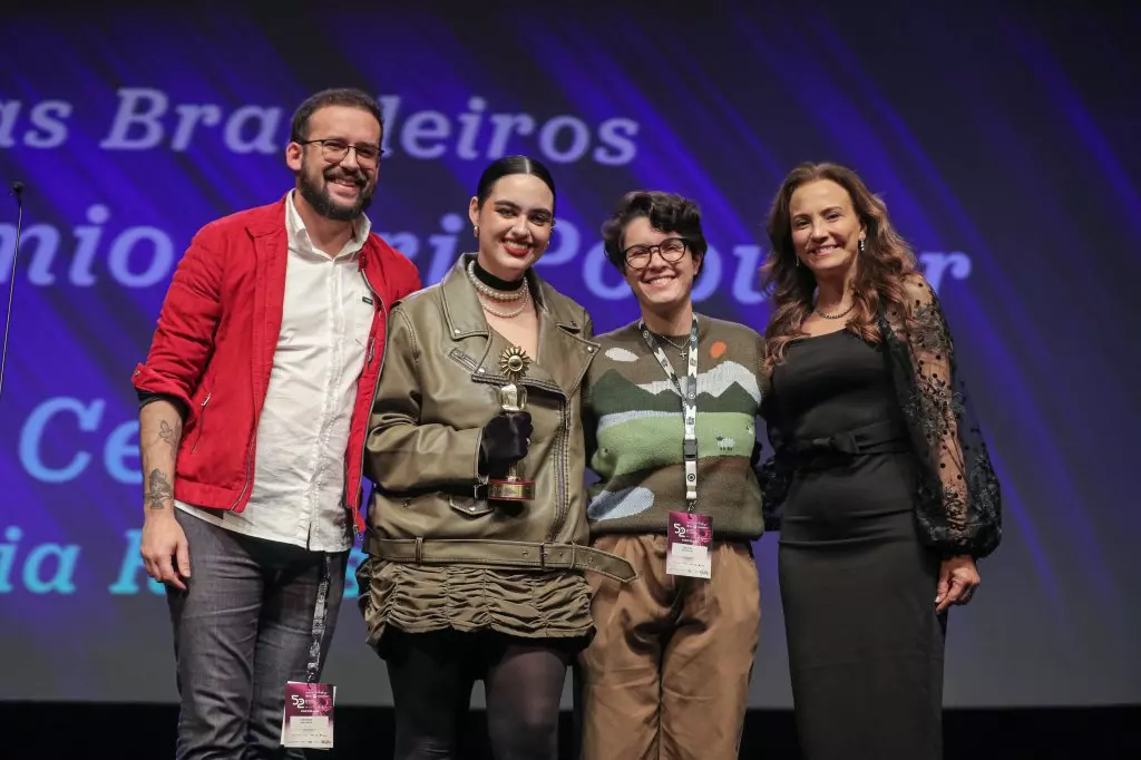 14669 | 17/08/2024 - 52º Festival de Cinema de Gramado - “Ana Cecília”, de Julia Regis recebe prêmio Júri Popular de Curtas-metragens Brasileiros, entregue por Rosa Helena Pereira Volk, presidente da Gramadotur | Foto oficial: Edison Vara/Agência Pressphoto