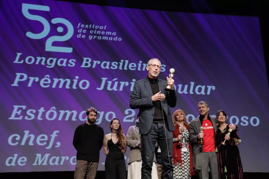 14687 | 17/08/2024 - 52º Festival de Cinema de Gramado - "Estômago 2: O Poderoso Chef", de Marcos Jorge recebe prêmio Júri Popular de Longas-metragens Brasileiros, entregue por Rosa Helena Pereira Volk, presidente da Gramadotur | Foto oficial: Cleiton Thiele/Agência Pressphoto