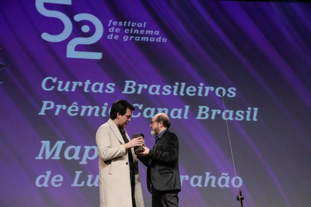 14700 | 17/08/2024 - 52º Festival de Cinema de Gramado - “Maputo”, de Lucas Abrahão, recebe o prêmio de Canal Brasil de Curtas, entregue por Marcos Santuário, curador do Festival | Foto oficial: Cleiton Thiele/Agência Pressphoto