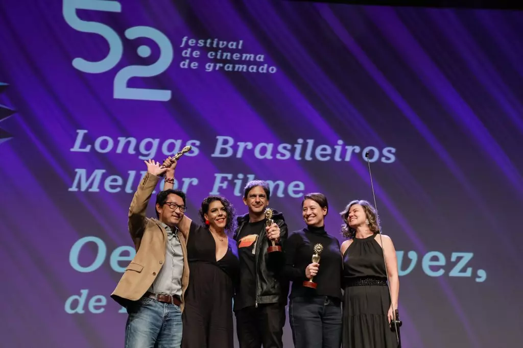 14730 | 17/08/2024 - 52º Festival de Cinema de Gramado - ‘Oeste Outra Vez”, de Erico Rassi, recebe o prêmio de melhor Longa-metragem Brasileiro, entregue por Alessandra Teixeira de Teixeira, gerente de Patrocínios e Eventos da Petrobrás | Foto oficial: Cleiton Thiele/Agência Pressphoto