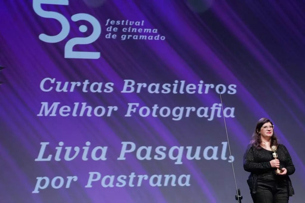 14900 | 17/08/2024 - 52º Festival de Cinema de Gramado - Livia Pasqual recebe o prêmio de melhor fotografia por “Pastrana”, entregue por Indiara Seibt, historiadora do Museu do Festival de Cinema de Gramado | Foto oficial: Cleiton Thiele/Agência Pressphoto