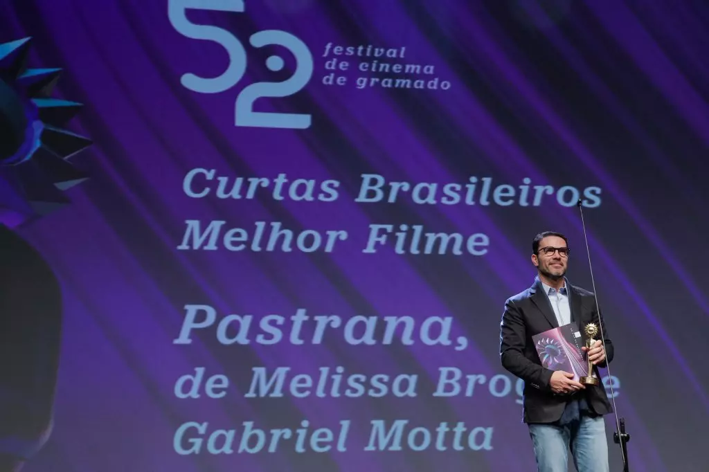 15082 | 17/08/2024 - 52º Festival de Cinema de Gramado - “Pastrana”, de Melissa Brogni e Gabriel Motta, recebe o prêmio de melhor Curta-metragem Brasileiro, entregue por Marcelo Repetto, diretor Regional Sul da Claro | Foto oficial: Cleiton Thiele/Agência Pressphoto