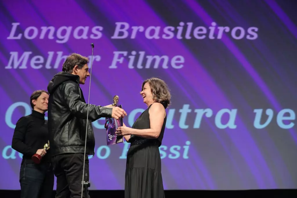 16521 | 17/08/2024 - 52º Festival de Cinema de Gramado - ‘Oeste Outra Vez”, de Erico Rassi, recebe o prêmio de melhor Longa-metragem Brasileiro, entregue por Alessandra Teixeira de Teixeira, gerente de Patrocínios e Eventos da Petrobrás | Foto oficial: Edison Vara/Agência Pressphoto