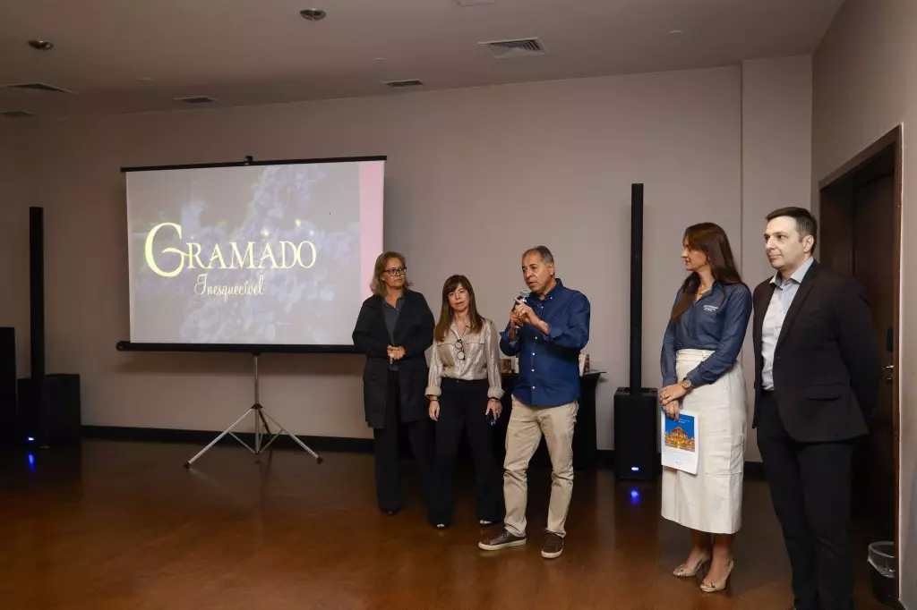 SL082 | 50º Festival de Cinema de Gramado - Rio de Janeiro, 12/07/2022 - Anúncio da homenagem do Troféu Oscarito - ator Marcos Palmeira -  e filmes selecionados para a primeira mostra competitiva de documentários.  O encontro, comandado pela jornalista Renata Boldrini, reuniu o Vice-Prefeito de Gramado e presidente do conselho da Gramadotur, autarquia municipal responsável pelos eventos da cidade, Luia Barbacovi, a presidente da Gramadotur e Secretária de Turismo, Rosa Helena Volk, a curadora, Dira Paes, realizadores, produtores, atores e jornalistas.  Foto: Roberto Filho